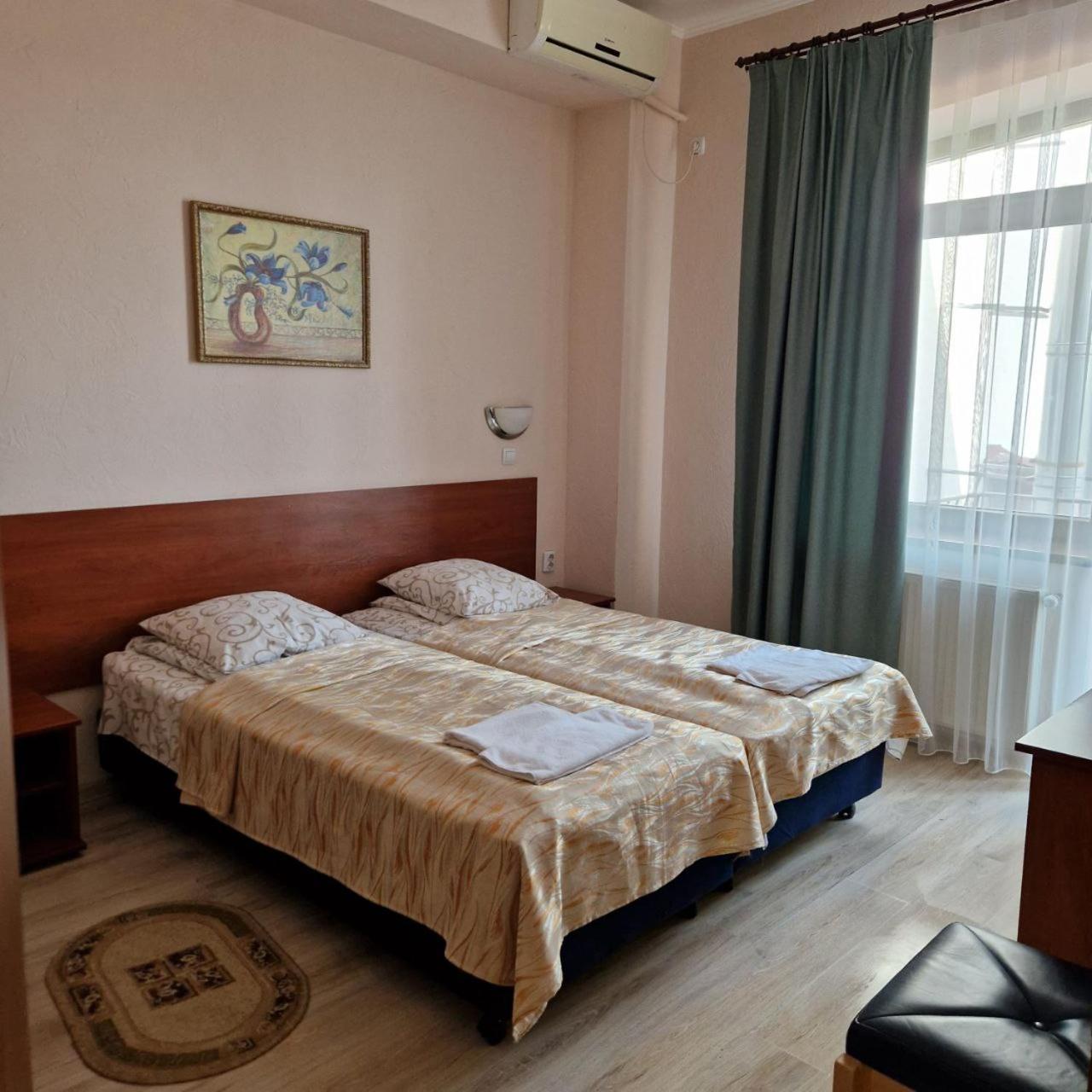 Hotel Helikon Yanoshi Buitenkant foto