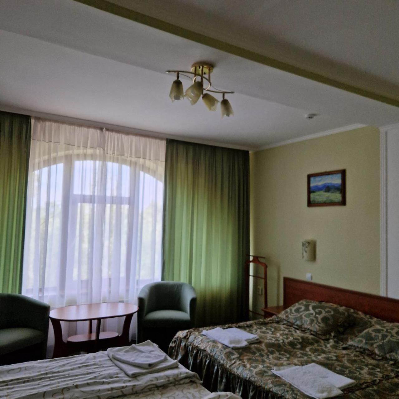 Hotel Helikon Yanoshi Buitenkant foto