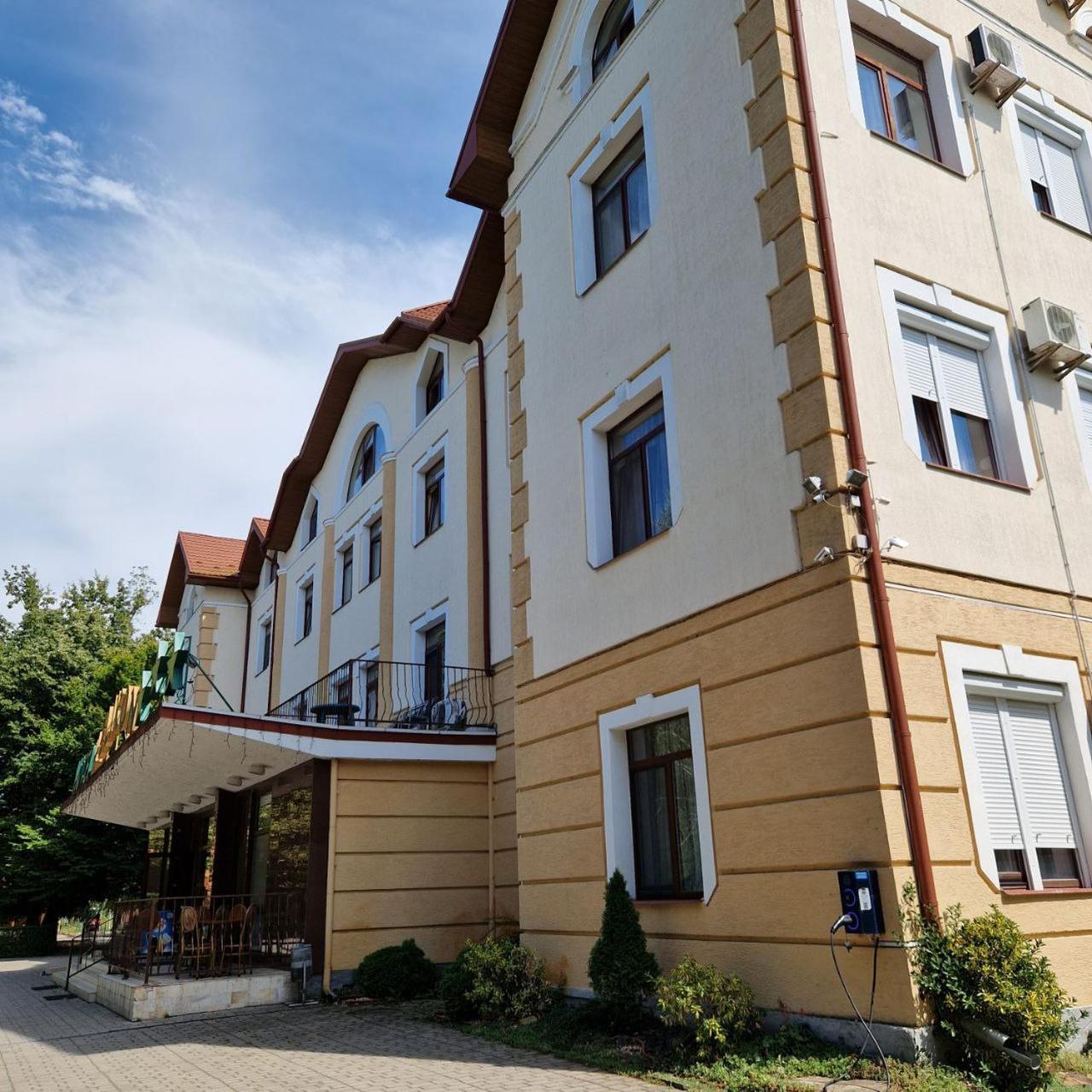 Hotel Helikon Yanoshi Buitenkant foto