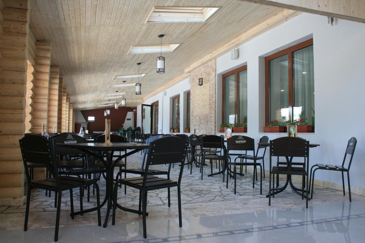 Hotel Helikon Yanoshi Buitenkant foto