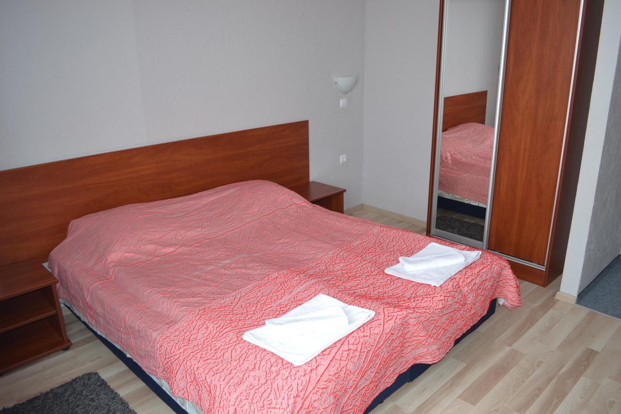 Hotel Helikon Yanoshi Buitenkant foto